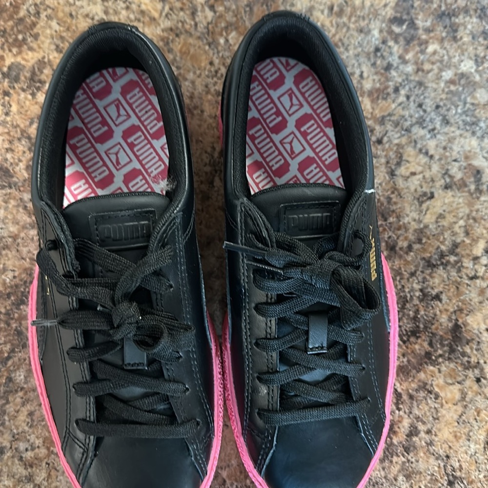 NEW Puma Black Sneakers w Pink Soles - Size 8 - Picture 3 of 5